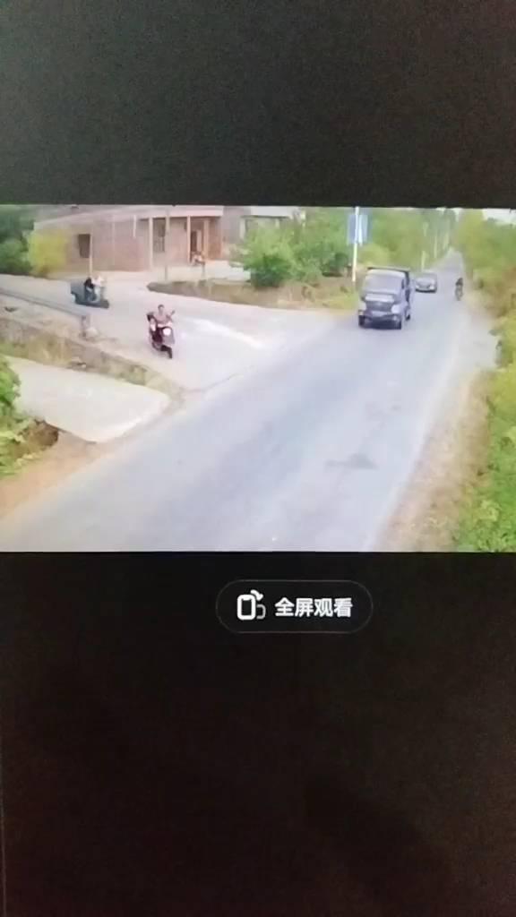 三轮摩托车急速下坡，右遭遇侧翻与货车相撞。