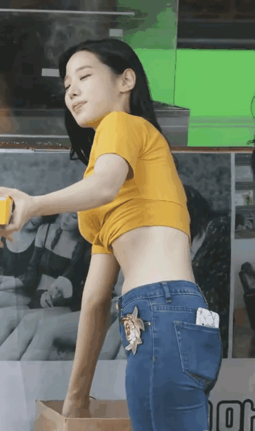 活动现场的黄衣姑娘（2）