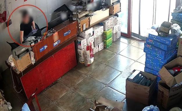 员工凌某利用职务之便“破解”老板手机支付密码，累计转走30余万元，最终因涉嫌盗窃