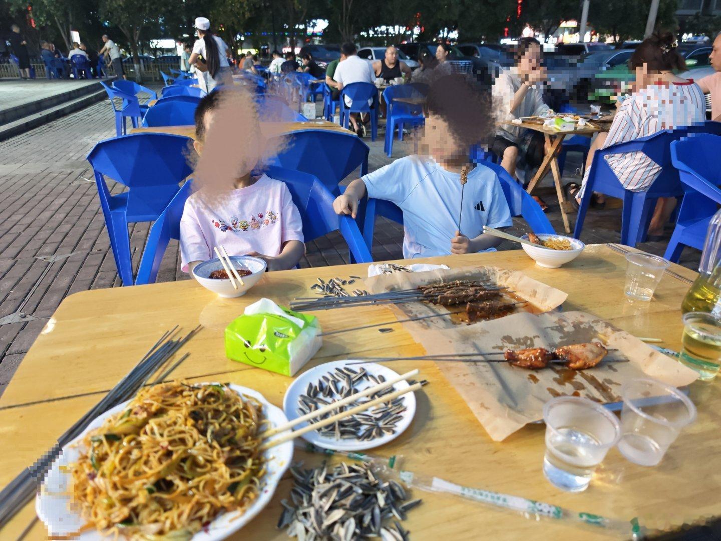 今晚约了两个小孩一起吃烧烤。