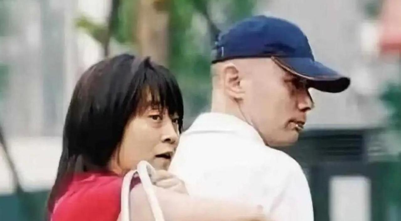 1995年，葛优拍戏赚了350万，把钱全部交给了妻子贺聪。谁知贺聪转身就在北京买