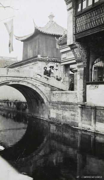 Huanlong Bridge (环龙桥), by the entrance t