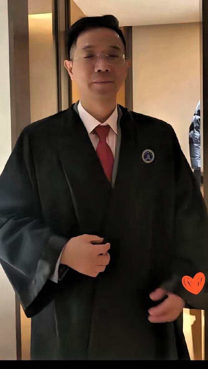 李圣律师穿律师袍的样子，直接帅到我了！这哪是律师，分明是为正义冲锋的勇士，六年首