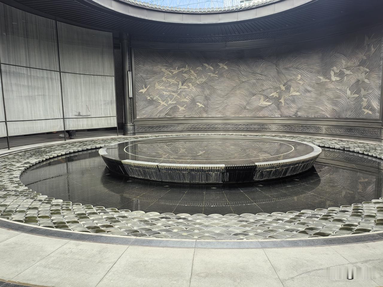蓄天地氤氲灵气，
藏日月淬炼精华，
依水润万物之格局，
聚东方生发之吉气。
自此