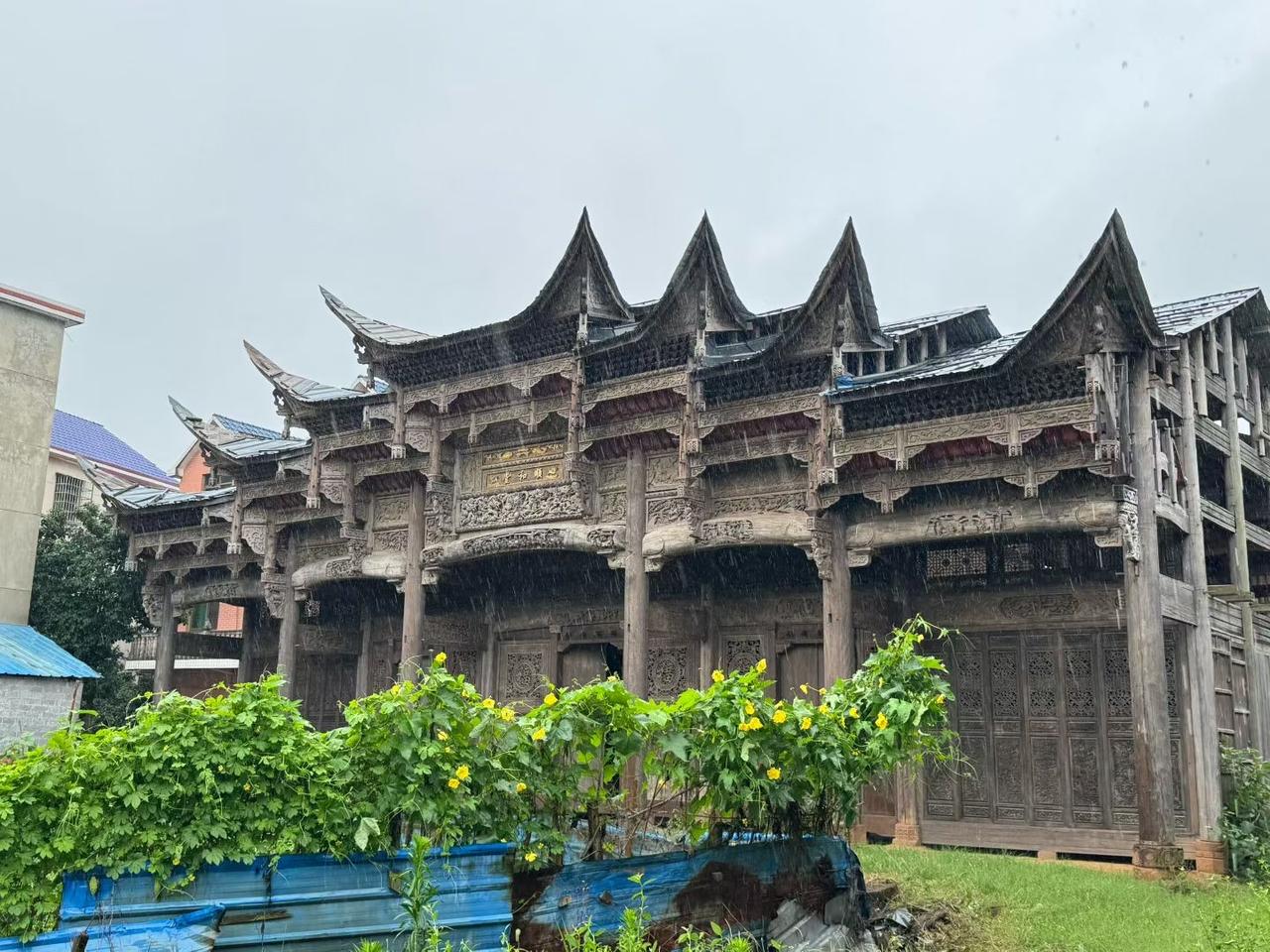 下雨天拍摄二套古宅样板房，可改造民宿、酒店、游客中心等。欢迎前来考察[玫瑰][碰