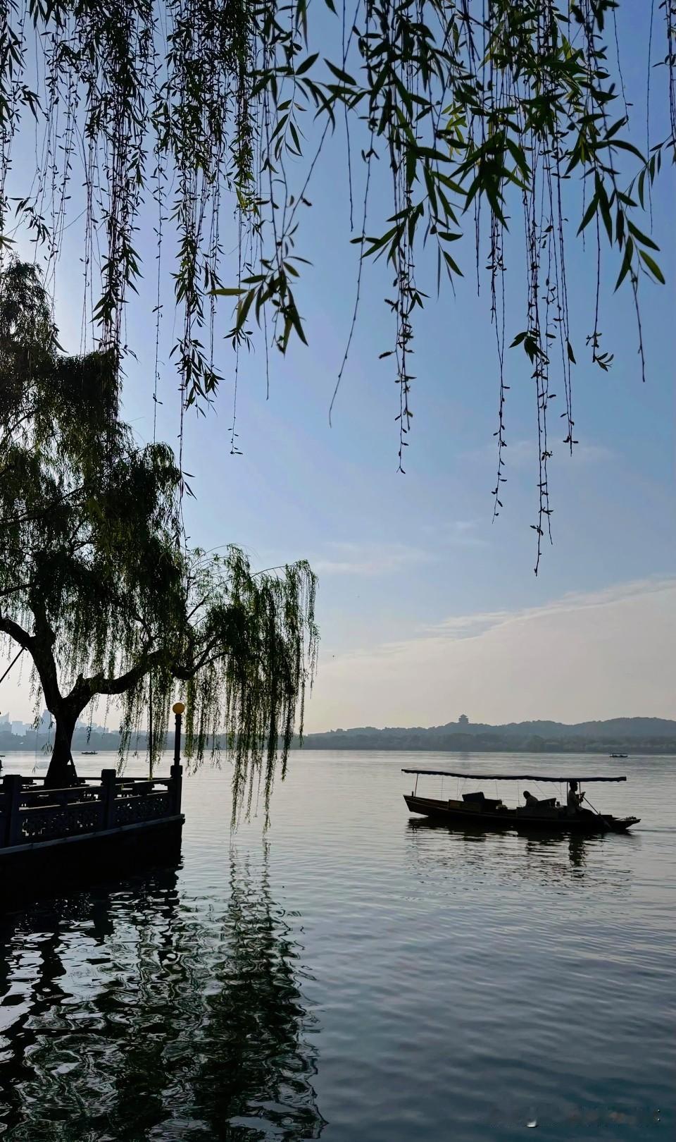 下联：系船柳下少年游
上联：有请雅士[玫瑰][玫瑰][玫瑰]