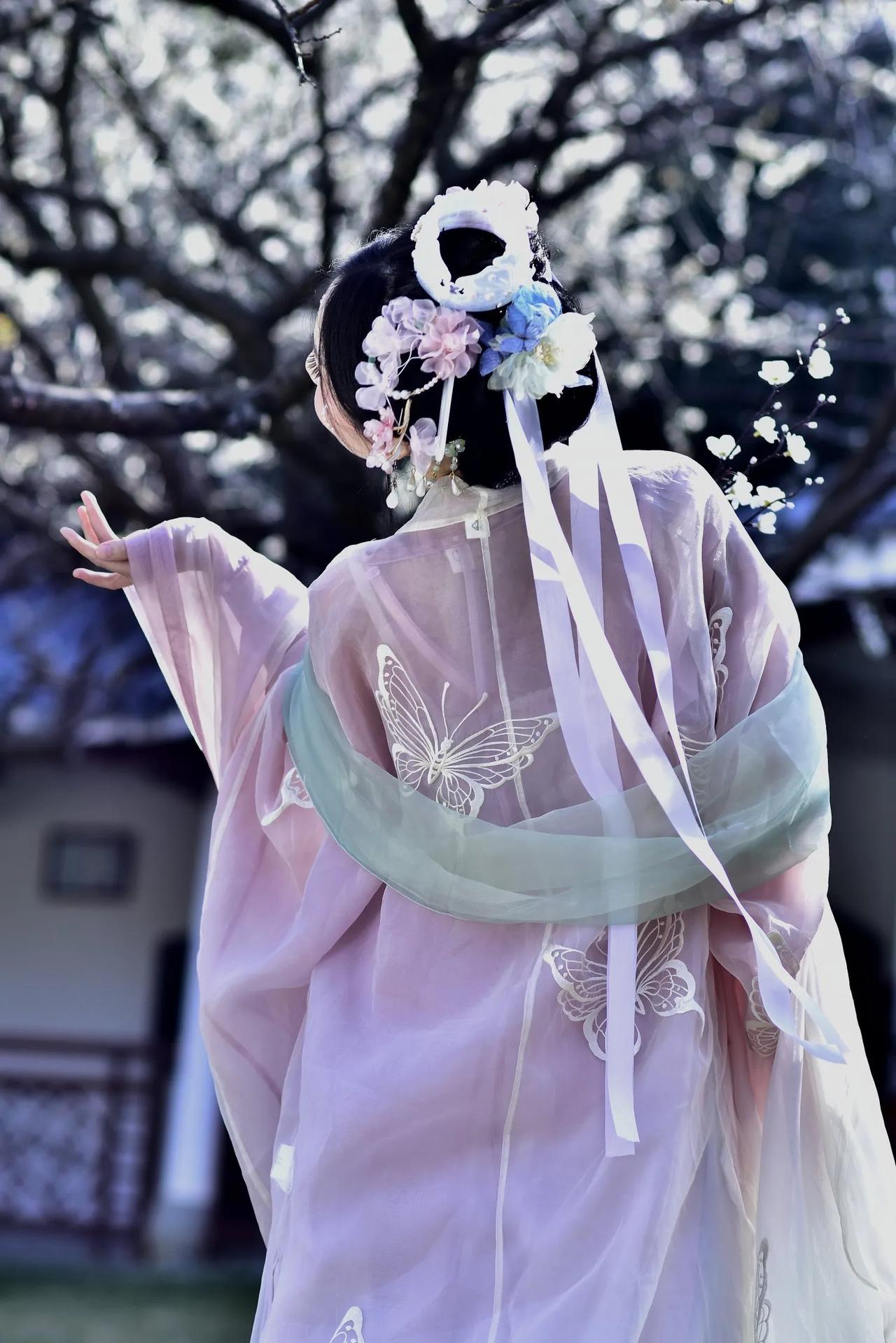 古风少女，花环飘逸，典雅动人。🌸👗💐如画簪花写真 华丽古风美女 古韵美女，