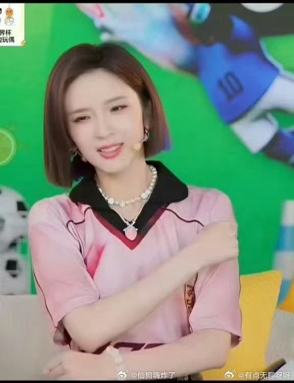 唐艺昕解说团出道唐艺昕姐说球粉球衣造型少女感满满，和唐艺昕适配度超高！地道四川话