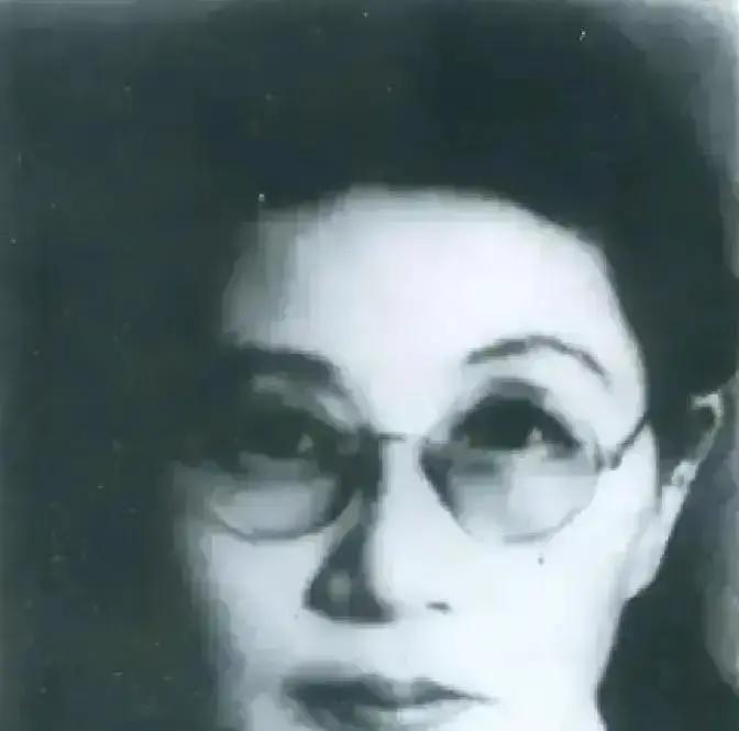 1909年，16岁的白薇被丈夫搬板凳砸断脊背，婆婆扑上来生生咬断她的脚筋，她拖着