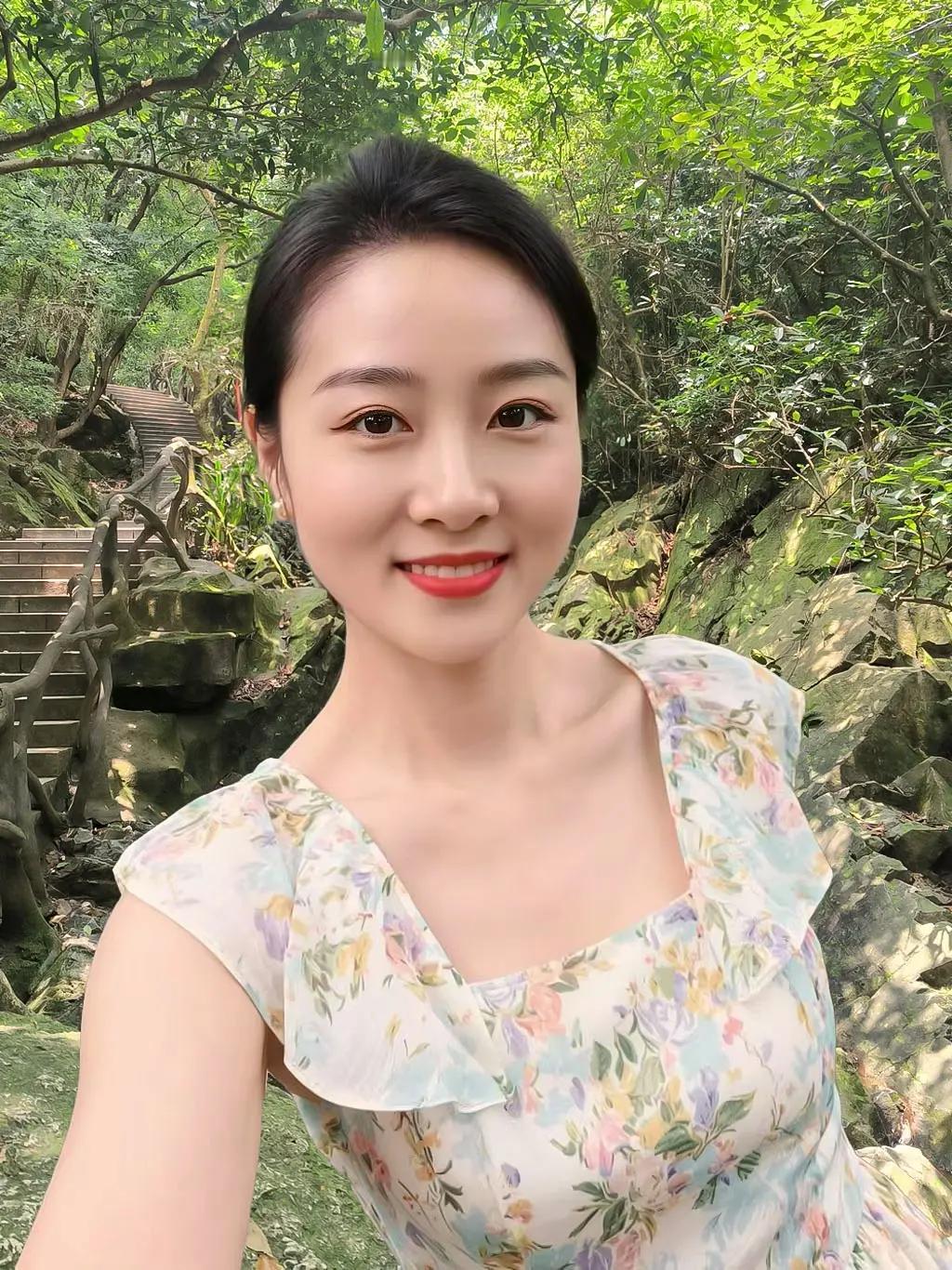 然发现自己其实挺不错的～有点小漂亮，会开车会做饭，还能自己挣点小钱。穿得了温柔碎