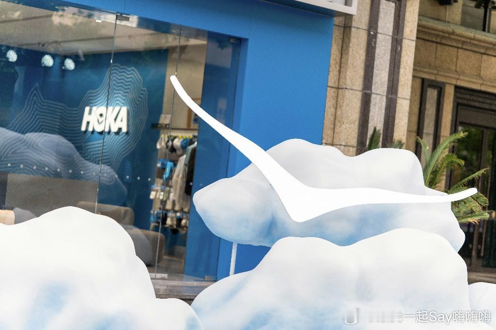 HOKA全球首家品牌体验中心上海首秀千鸟门头超有设计感，HOKA 把 HOKA飞