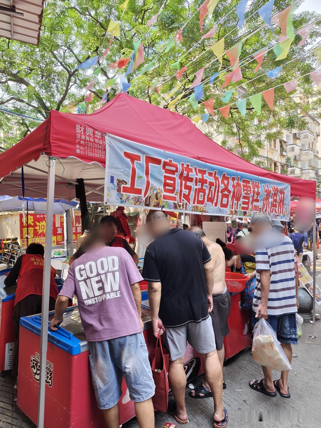 市场门口最好卖的是平民生活用品
         这几天去附近的江南东市场买肉菜