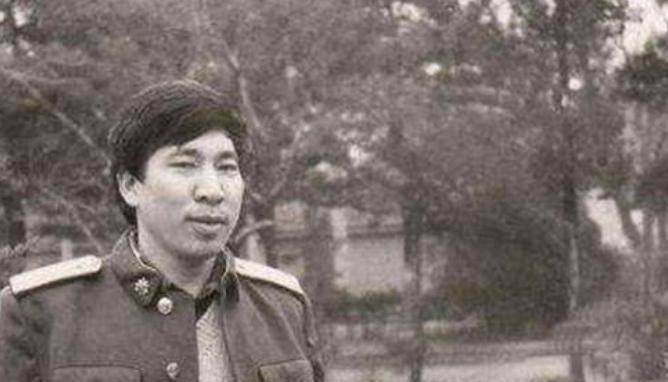 1981年寒冬，退伍军人提着行李正要离开，突然被军用吉普车截停。这个立过两次三等