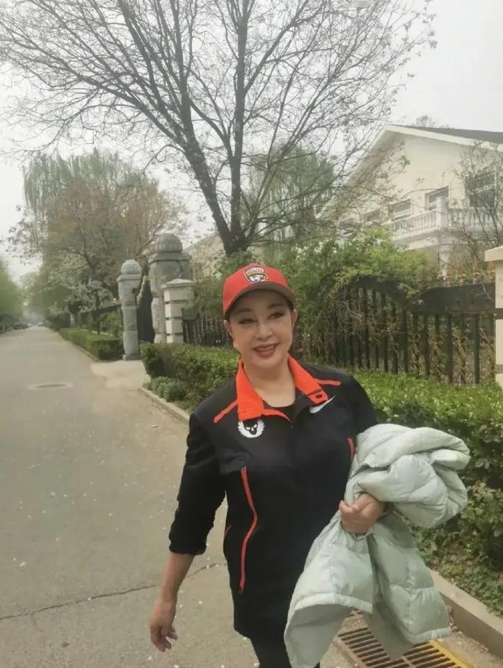 刘晓庆无论把脸弄成啥样，但这精神状态，身材体态保养的真不错。起码比同龄人强很多。