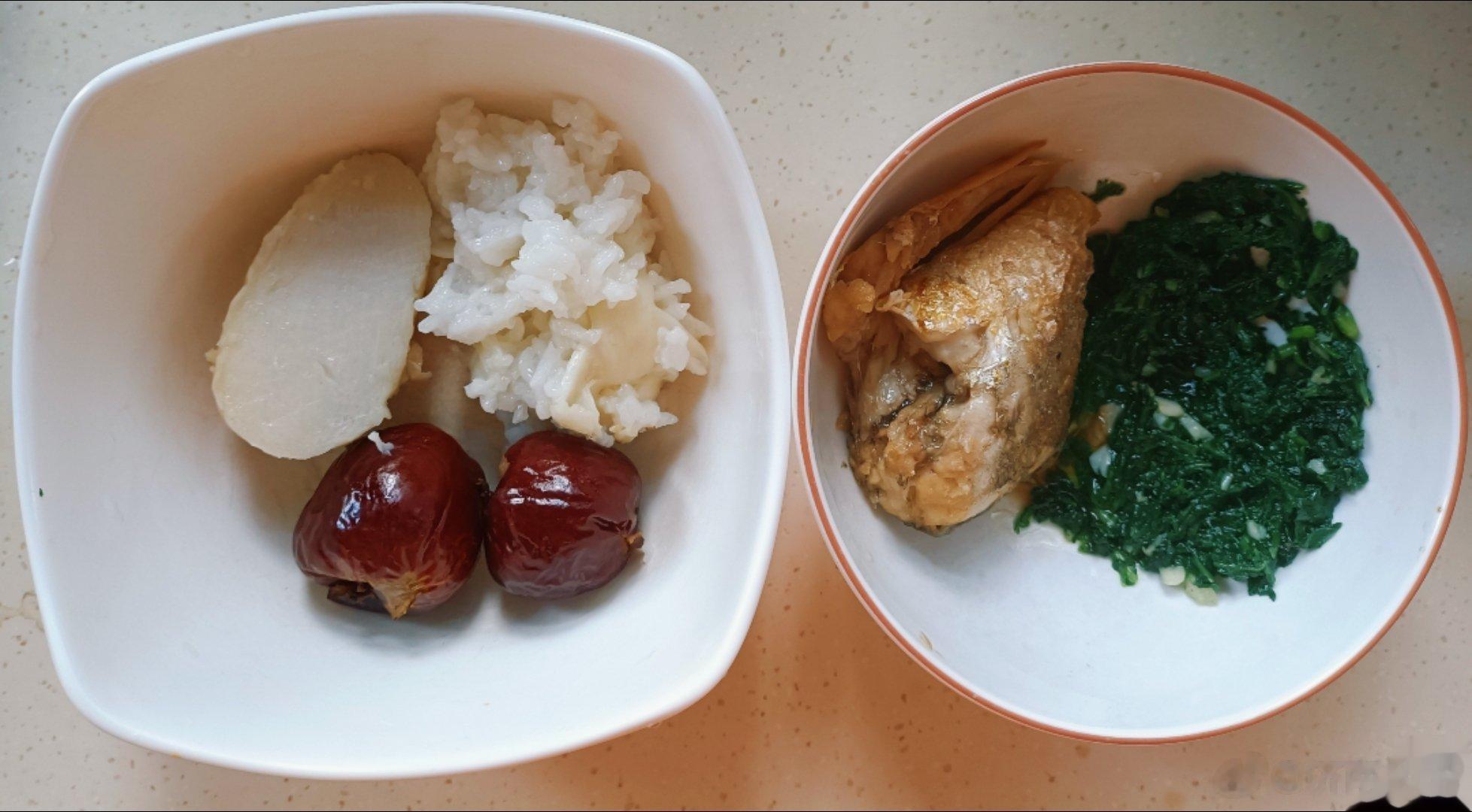 老母亲的午餐：百合米饭，蒸芋头，蒸鲜枣，烧黄花鱼，蒜蓉茼蒿。鱼吃了一半，其它都吃