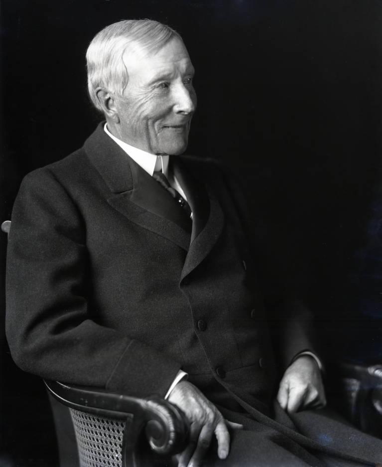 洛克菲勒因垄断问题被诉至法庭。面对上千条指控，他曾强硬的说道：就算失去全部财产、