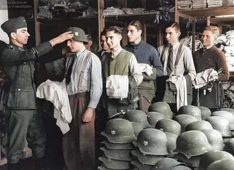 1944年1月，大德意志师的新志愿者正在接受装备。