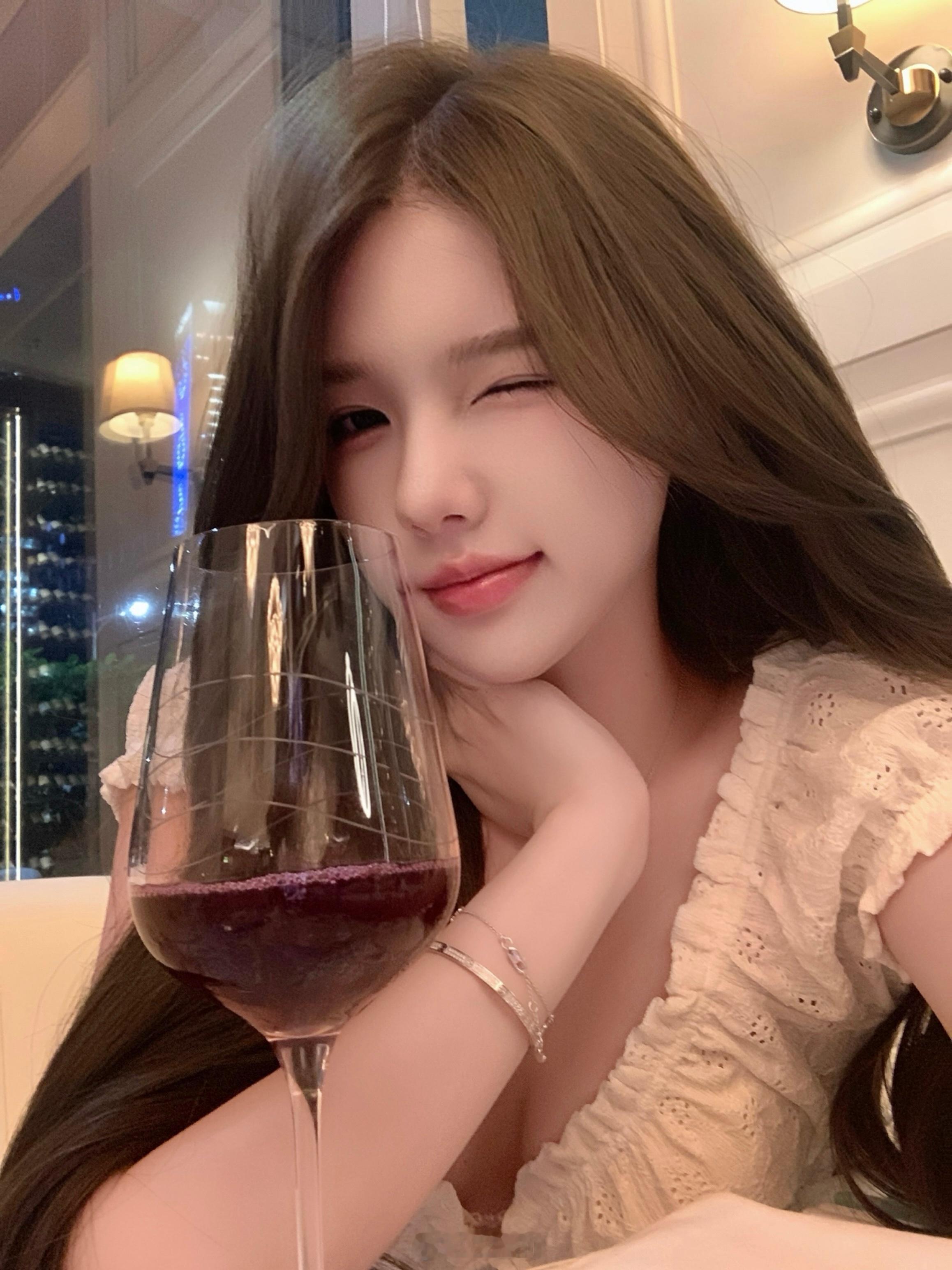 爱摆拍的小姐姐一枚呀 ​​​