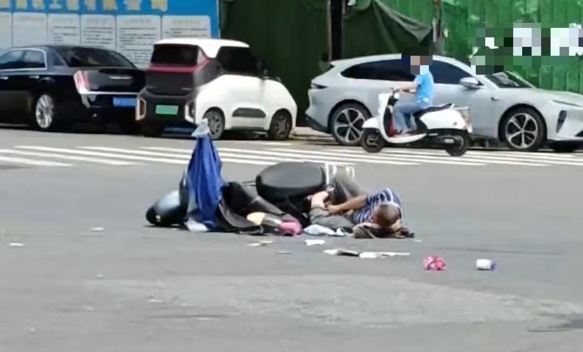 近日，玉林文化广场旁边十字路口骑车男子倒地上。这是自己摔倒的呢？还是别的原因呀？