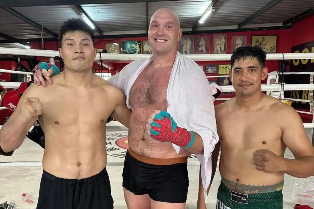 拳坛速递 看看泰森·富里（Tyson Fury）身边这熟悉的中国面孔。煮酒今日拳