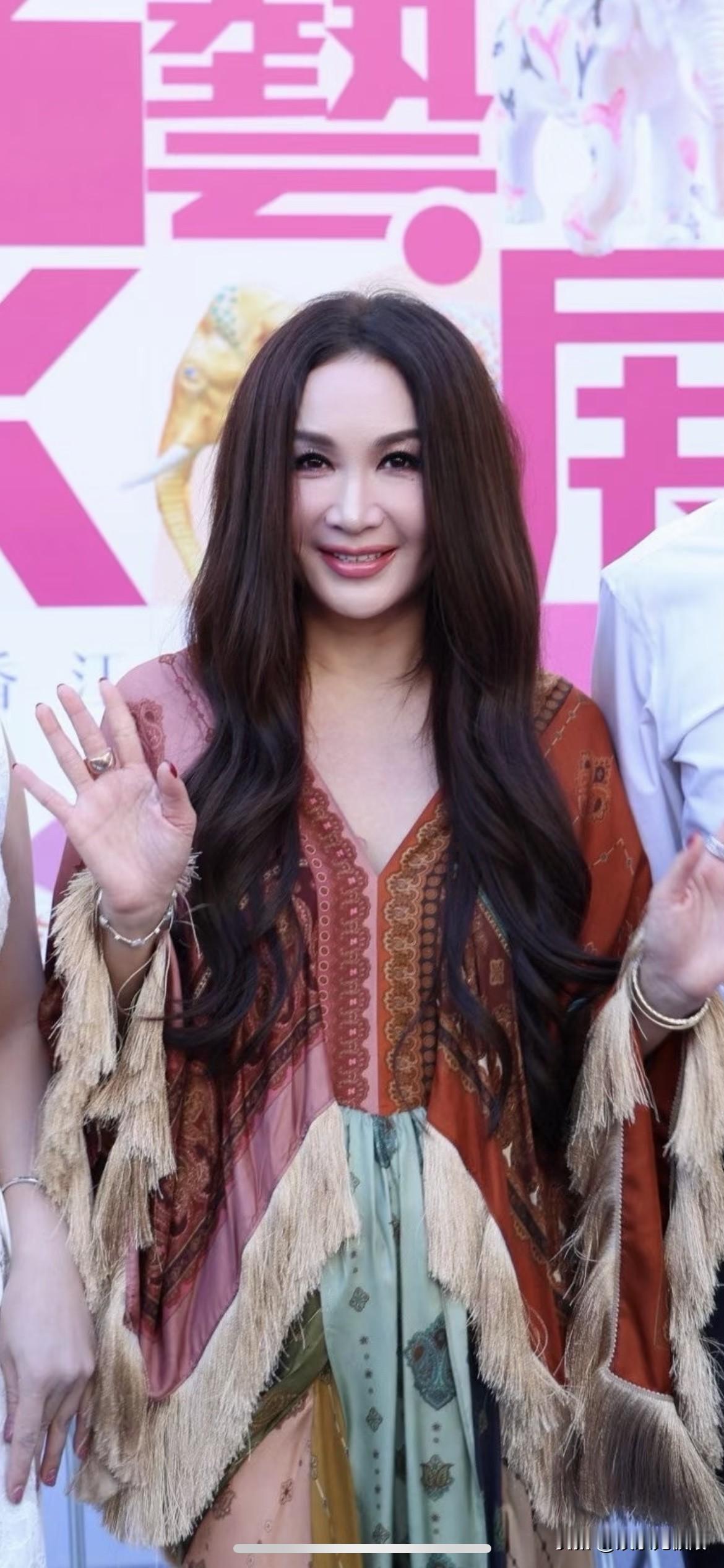 温碧霞，最让她引以为傲的肯定是她的秀发！

60岁的她这一头秀发真让人羡慕，果然