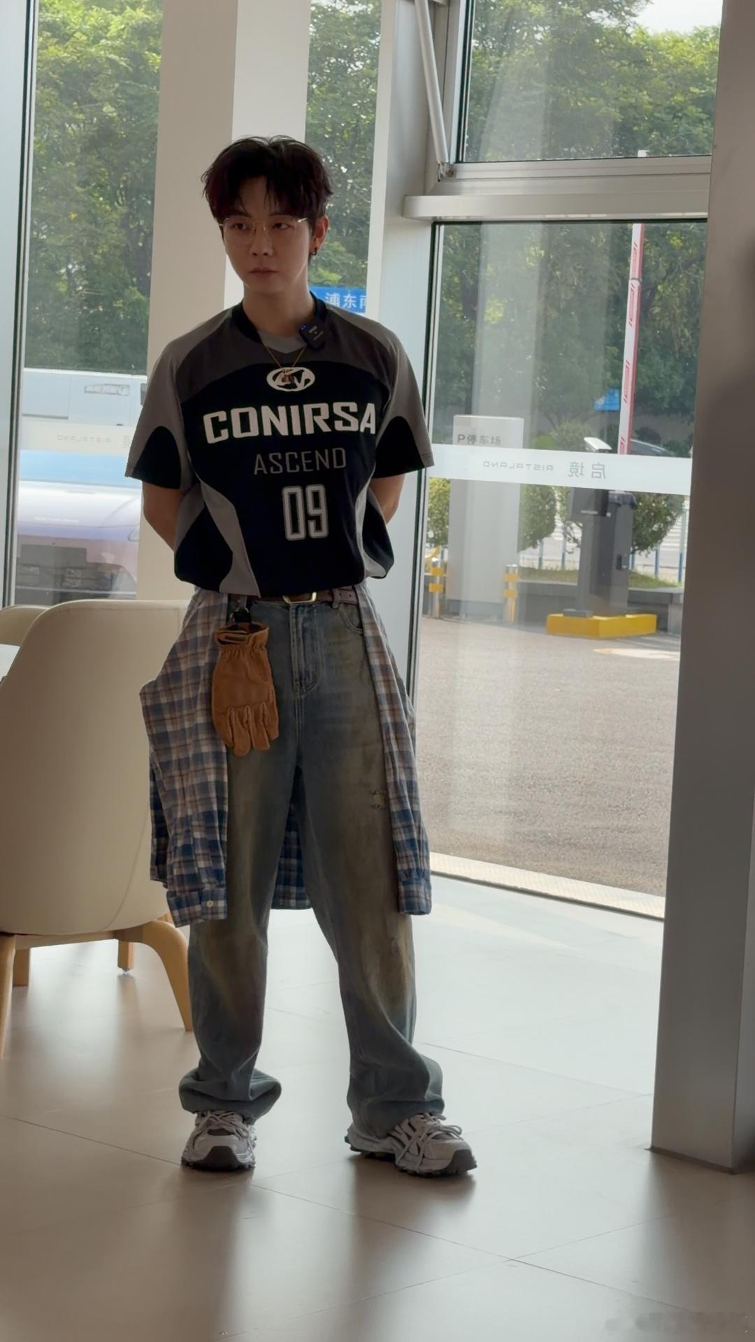 粉丝上海偶遇胡夏提车🏙️上海粉丝逛街解锁和胡夏偶遇机遇，车行路透刷屏平台，坐等