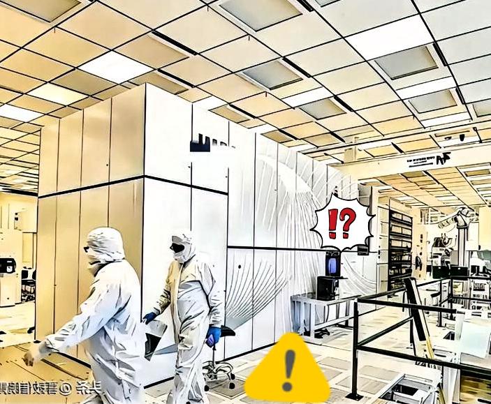 光刻机巨头阿斯麦，出大事了。

荷兰总部，上千名工程师午饭时间直接撂下餐盘，把公