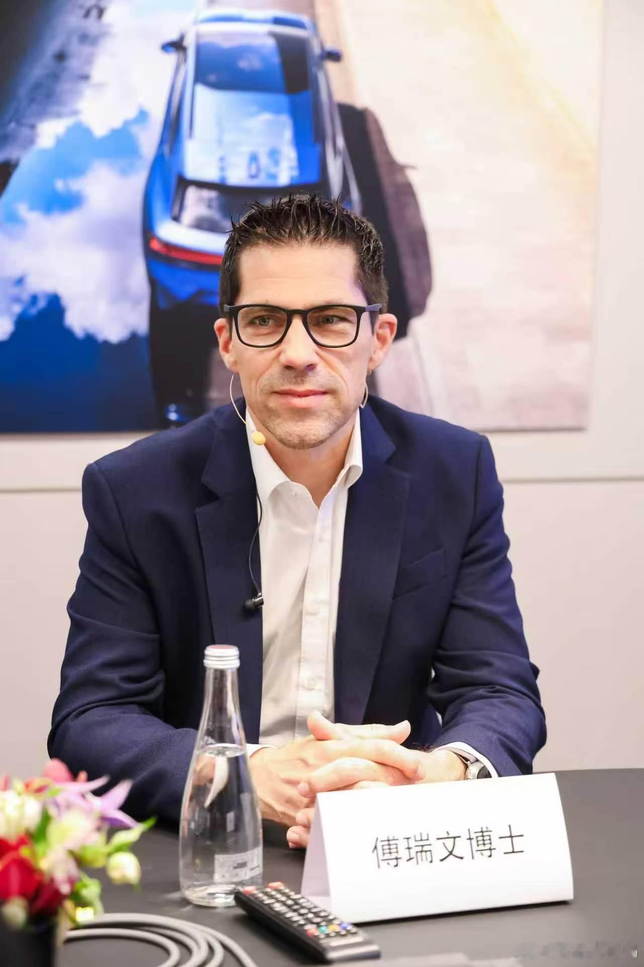 高管有话说 4月24日，在 2026北京车展 期间，宝马集团负责研发的董事-普斯