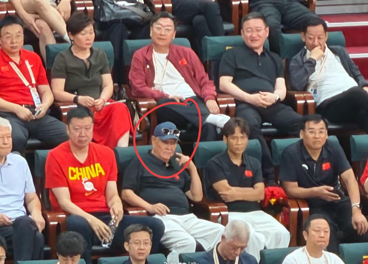 赵本山真球迷，到现场支持中国男篮