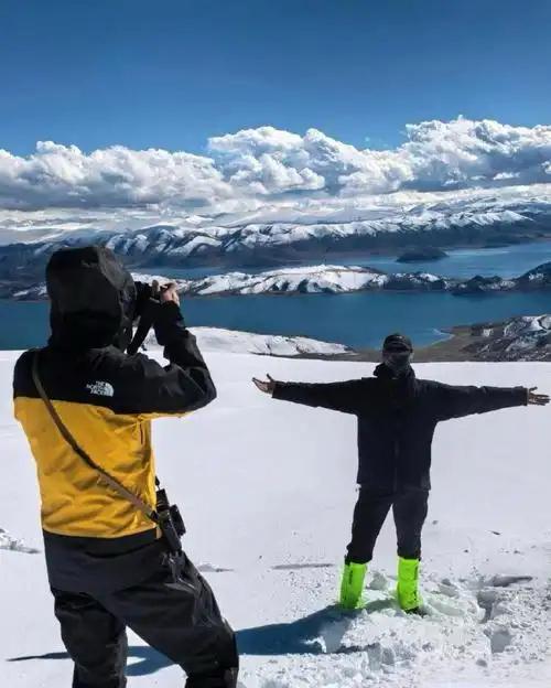 李现西藏徒步
【“韩商言”褪下西装，走进了海拔4700米的旷野】

12月10日