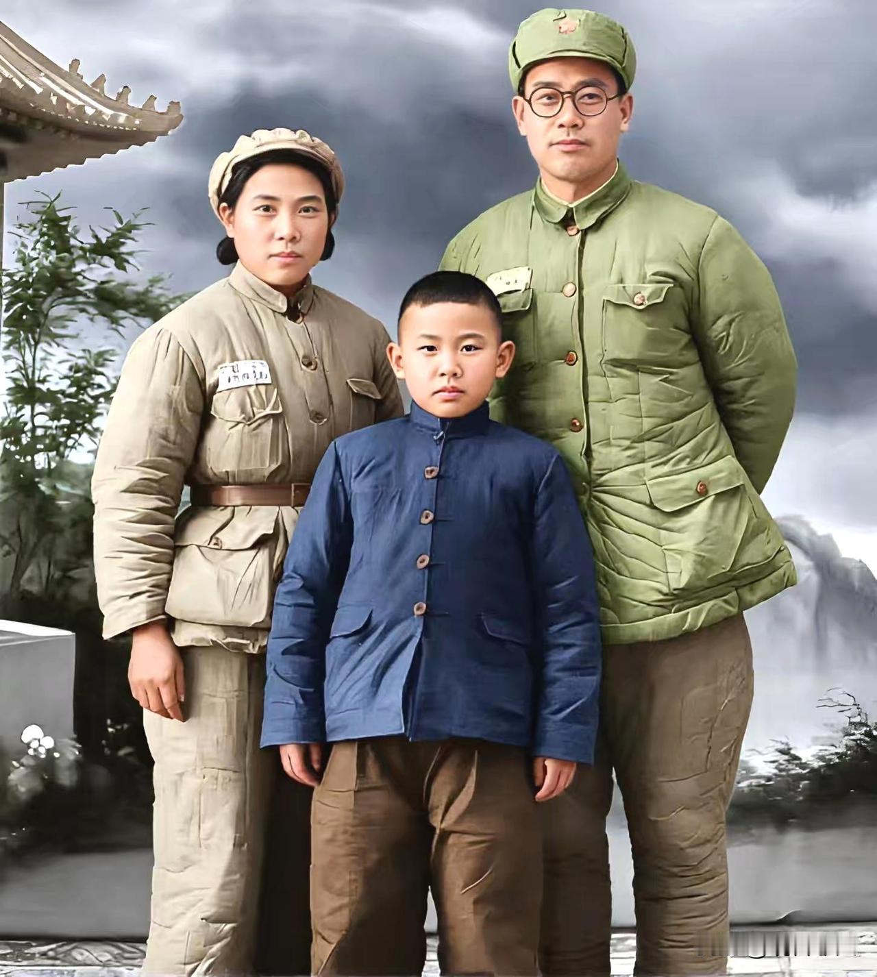 1948年，许光达与家人
这张照片拍摄于1948年冬天，是许光达将军一家人走进照