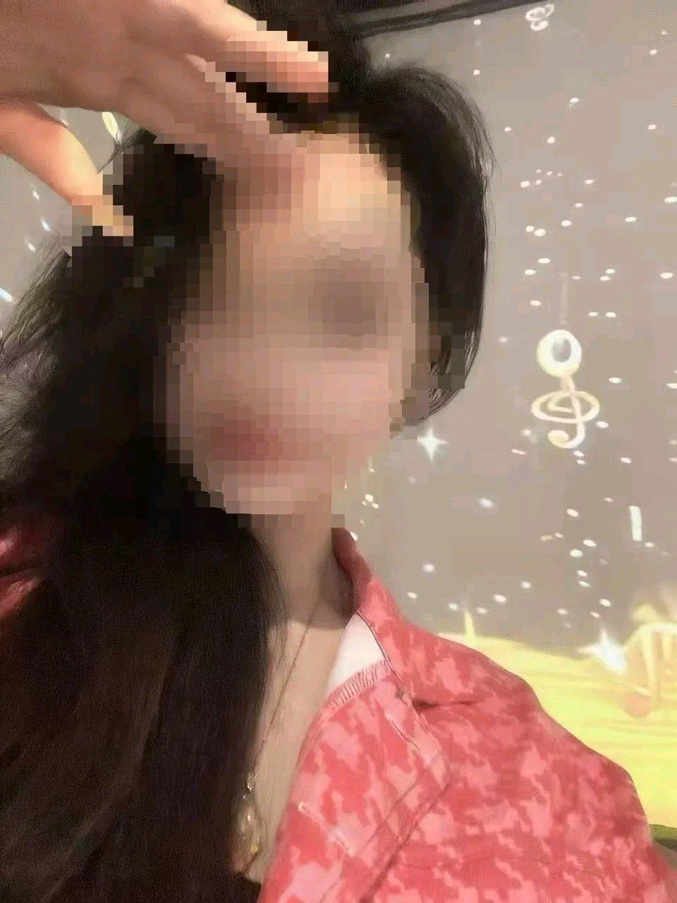 2026年4月10日中午12点26分，香港湾仔告士打道56号东亚银行港湾中心分行