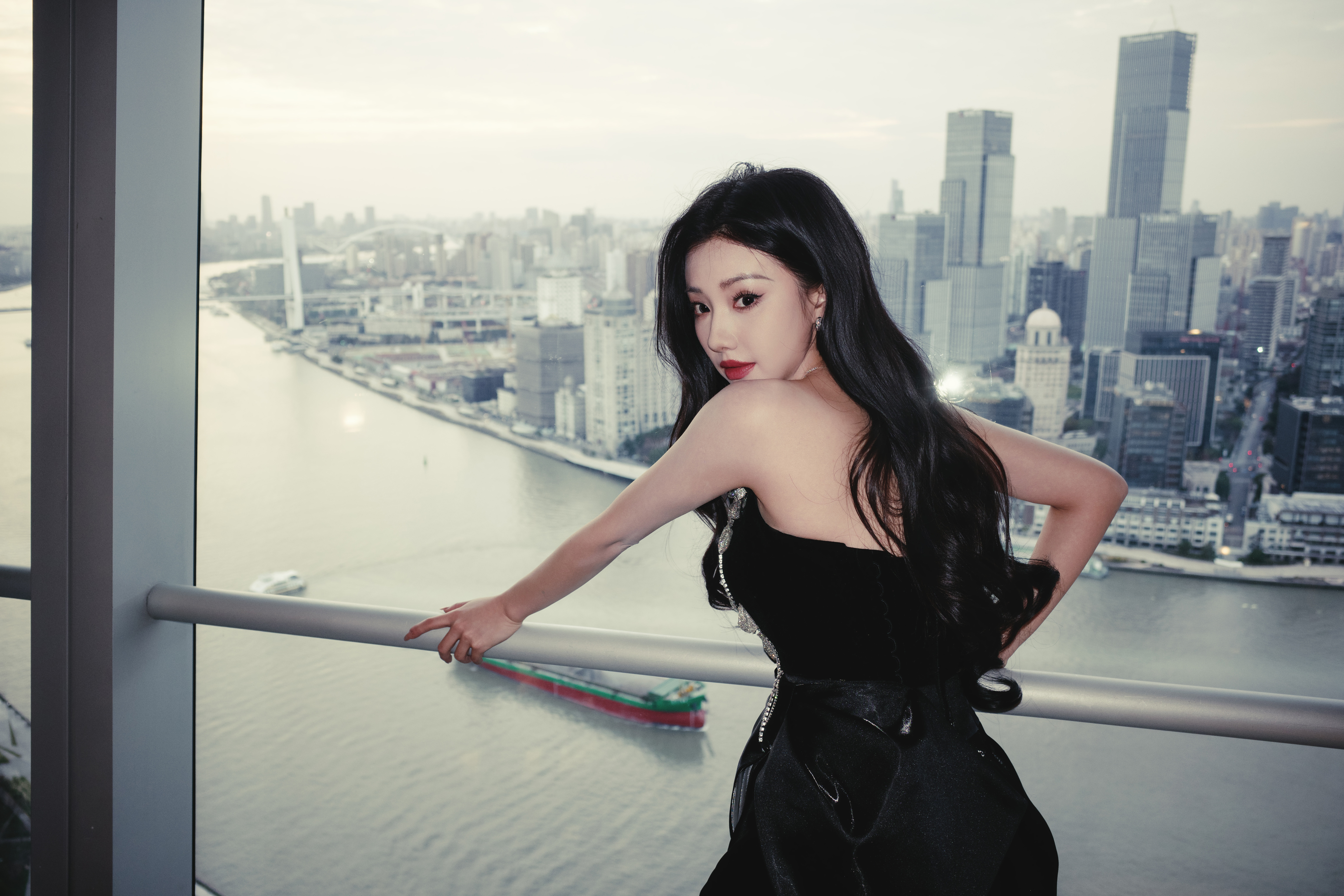 今日参加RobbReport罗博报告2025 BOB 颁奖典礼活动，一袭黑裙优雅