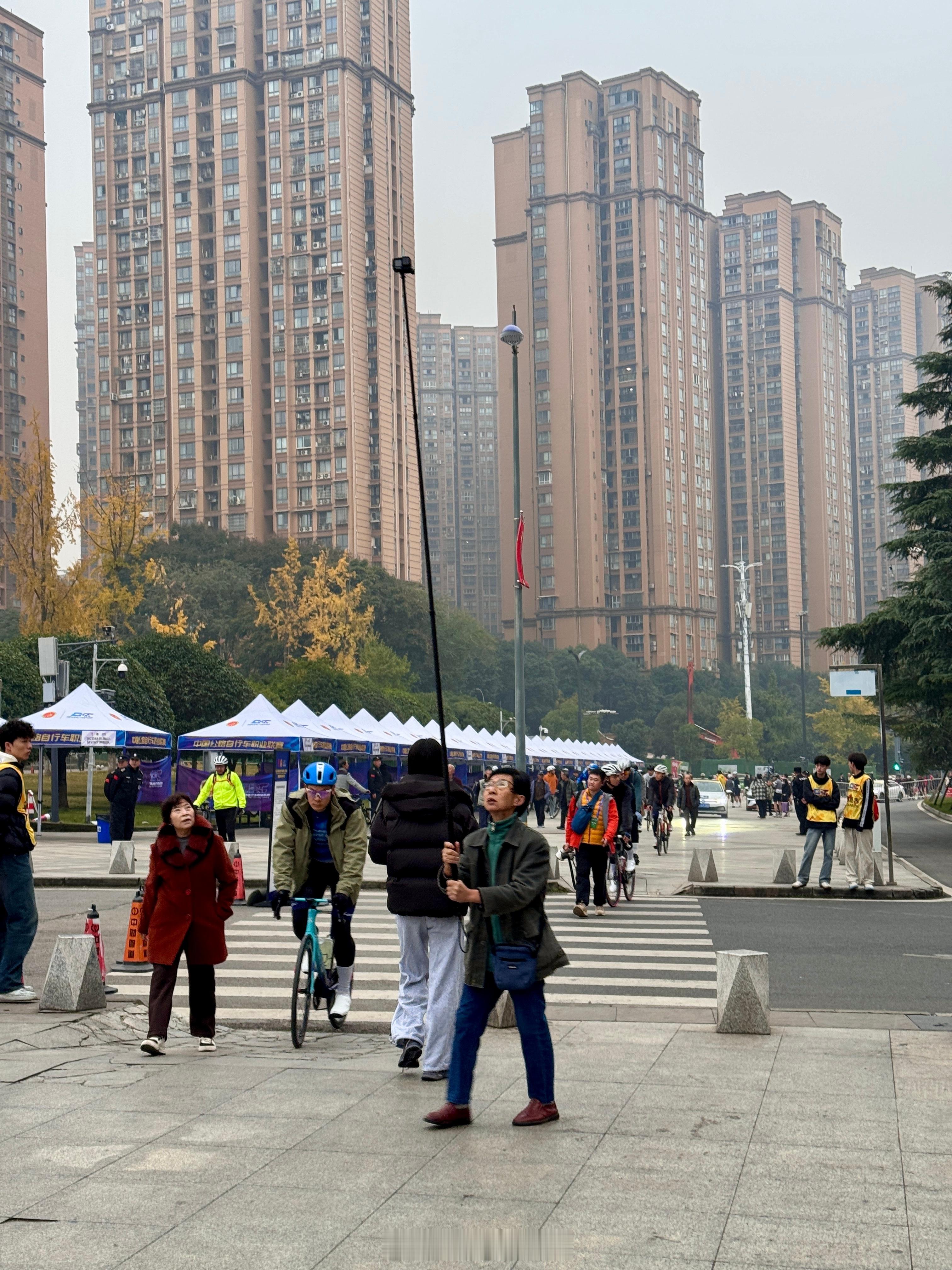 大姐的这个杆子不错😃2025中国公路自行车职业联赛 自贡·自贡市南湖体育中心