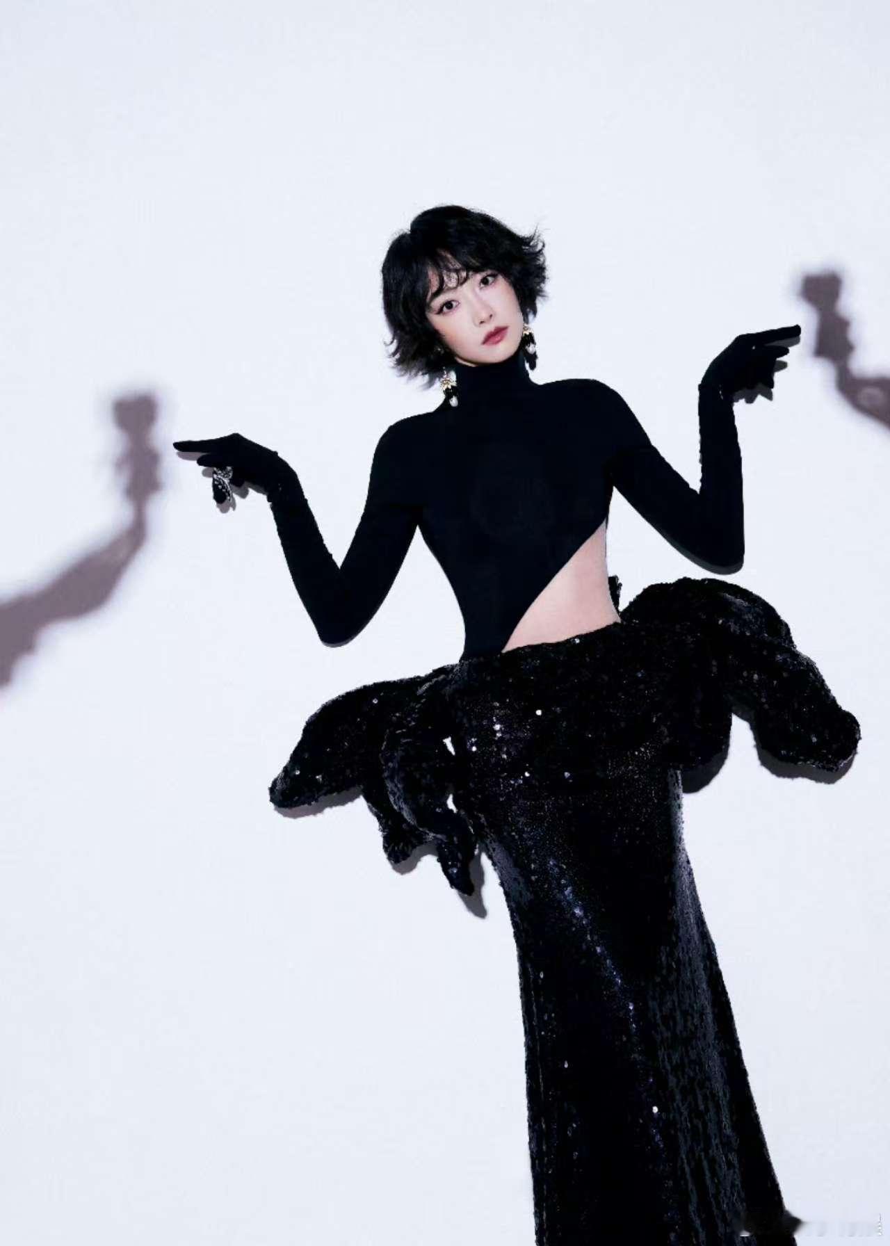 宋茜鬼马酷姐宋茜黑天鹅长裙宋茜黑天鹅长裙，鬼马酷姐，