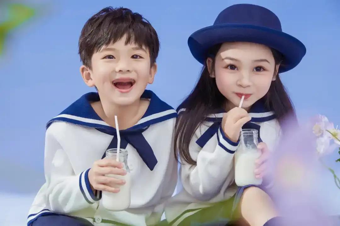 青梅谣
文/半岛诗人

蝉鸣在梅子青时熟透
你打翻玻璃罐
一群月光叮叮当当滚落石