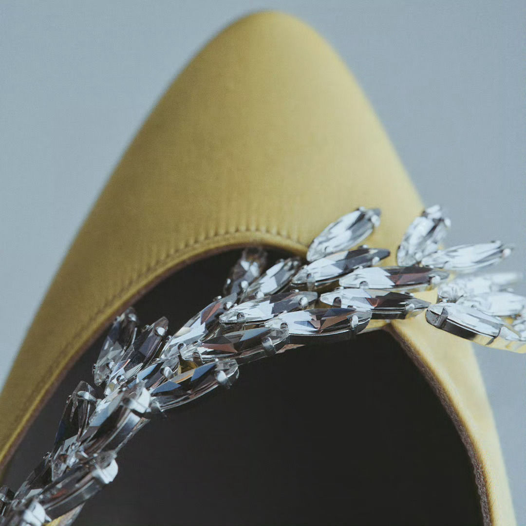 BALENCIAGA I MANOLO BLAHNIK 合作系列发售品牌携手拥有