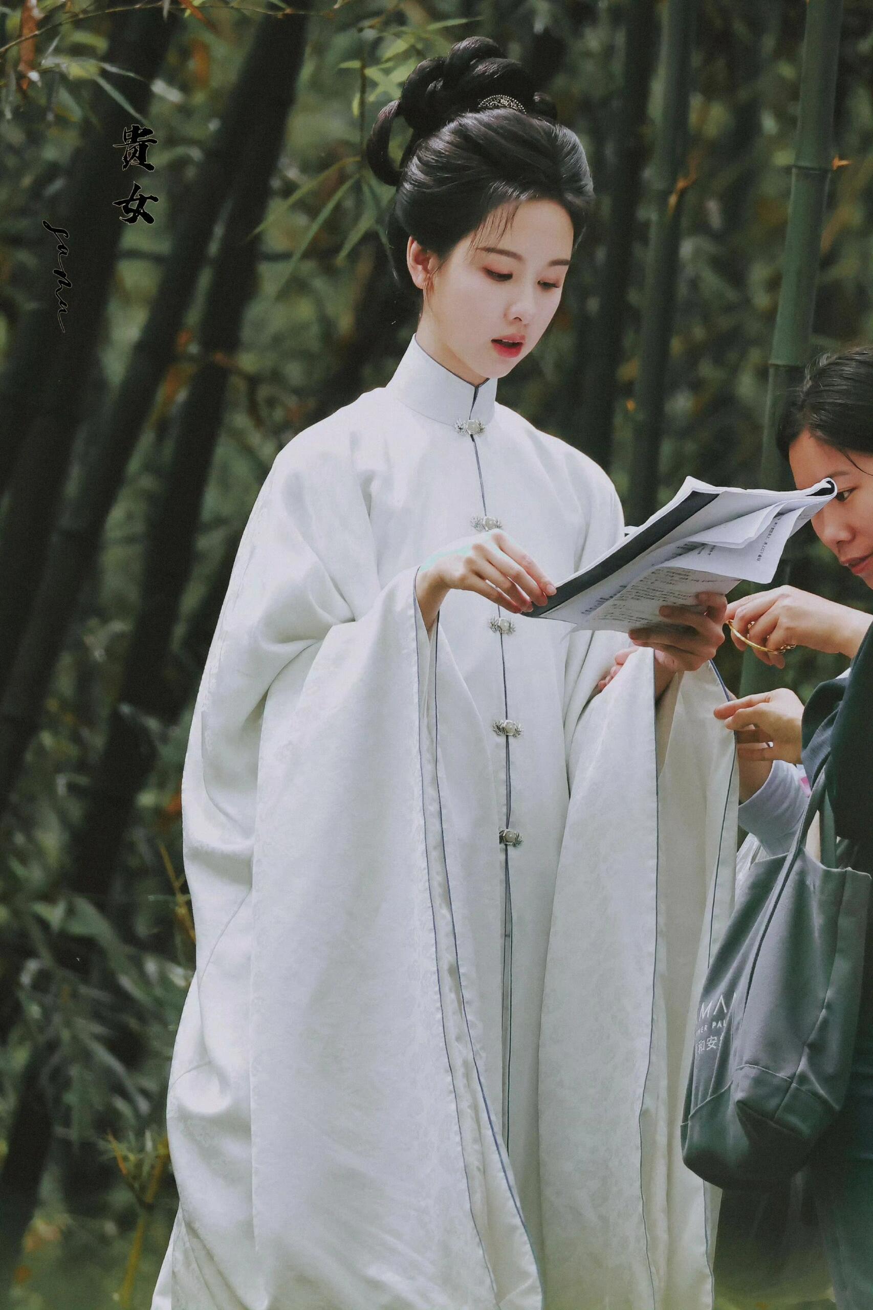 陈都灵庄寒雁又有新衣服造型啦！很温婉素雅的一套！嘟嘟好适合这种素素的风格[干饭人