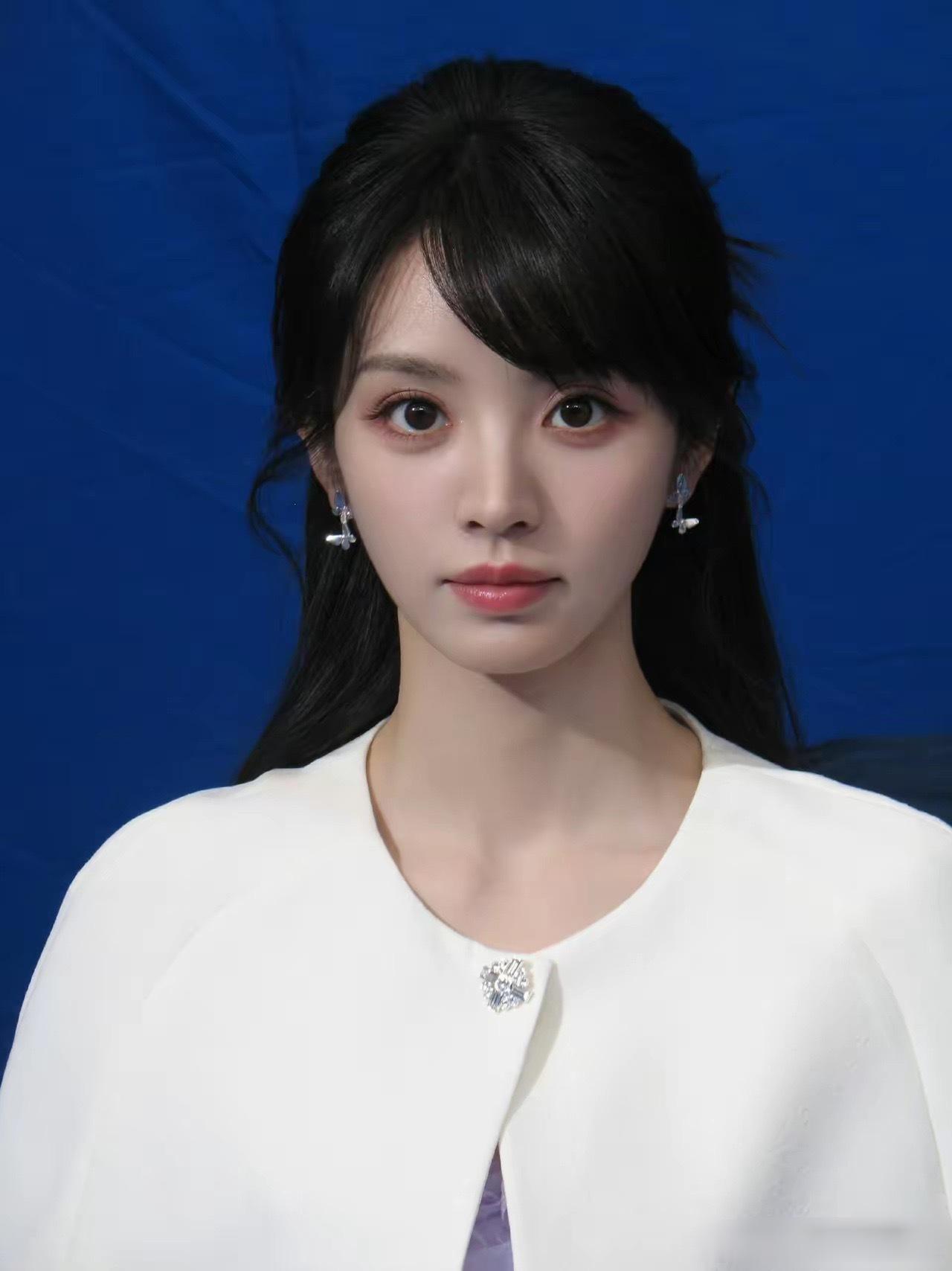 田曦薇是不是播音系毕业的？怎么感觉她，不仅长着一张主持人的脸。而且她还有一点像央