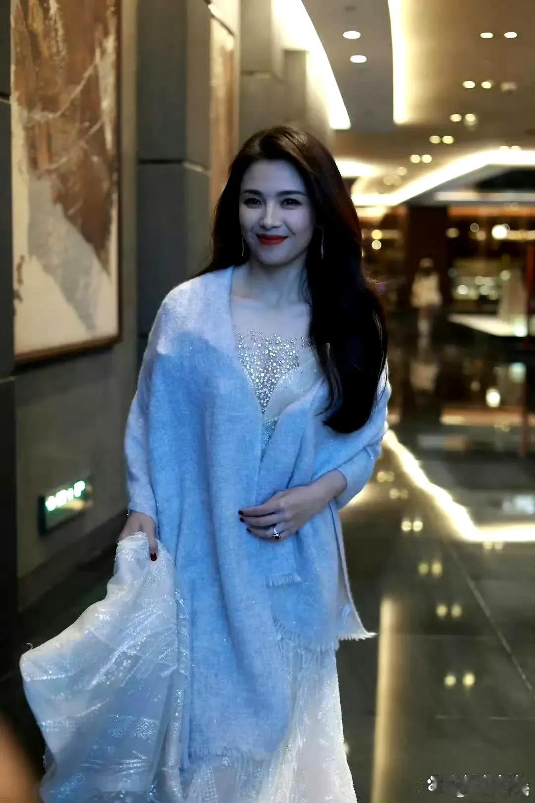 刘涛的打扮真的很贵气逼人！
她从明星到贵妇
从贵妇到为夫还债，重新闯事业
虽个人