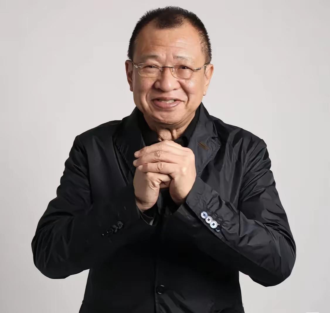 刷到许绍雄最后那条小红书时，
我直接破防了——
镜头里他笑着说时间最公平，可谁能