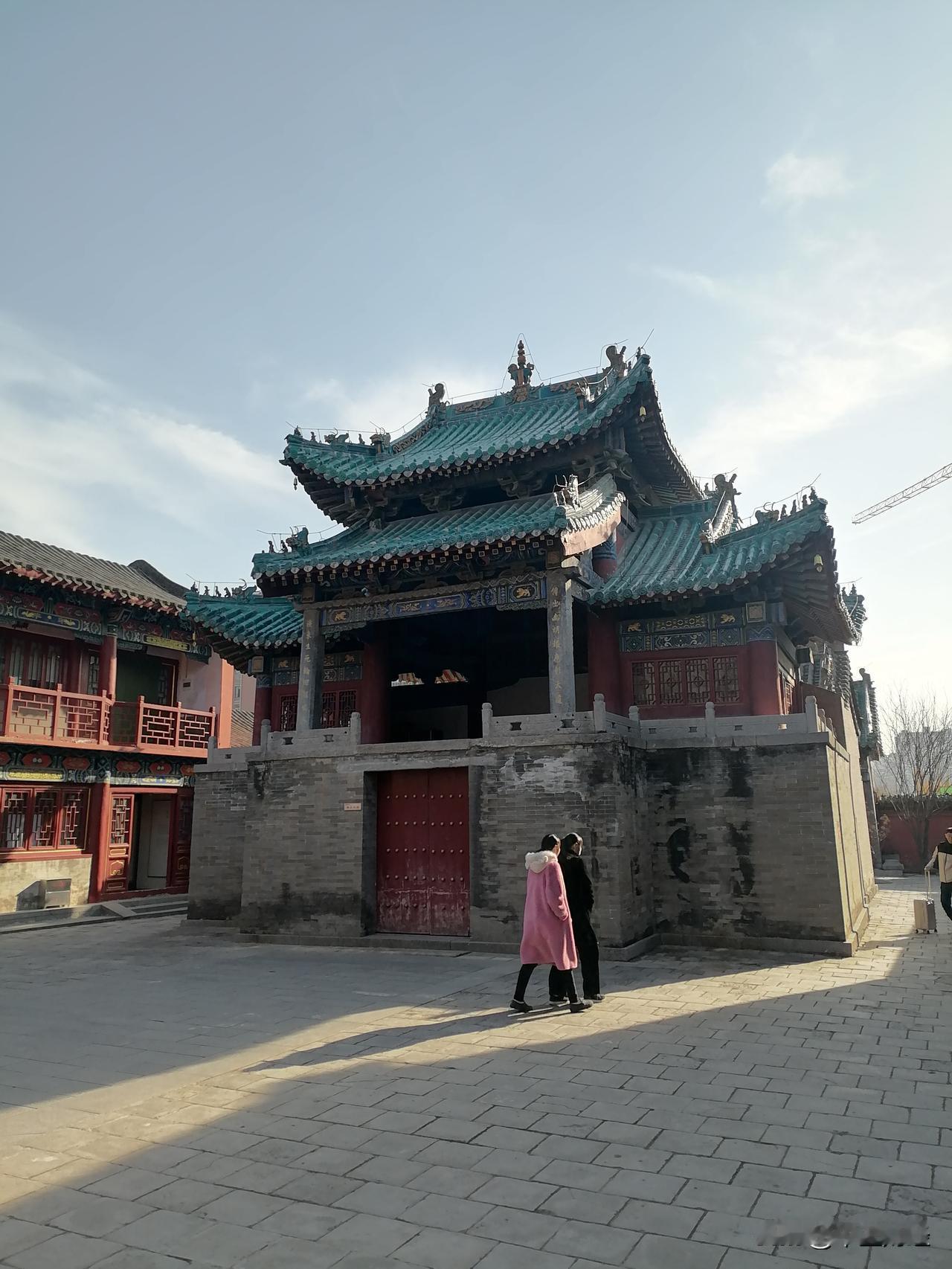 冬日生活打卡季 郑州城隍庙的古戏楼，在冬日里别有一番风采。
走进这里，古戏楼那古