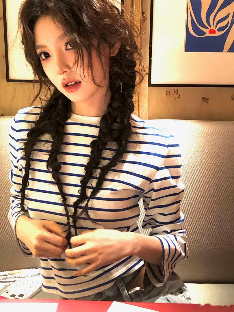 章若楠楠楠太美了吧章若楠的发量扎了四个麻花辫