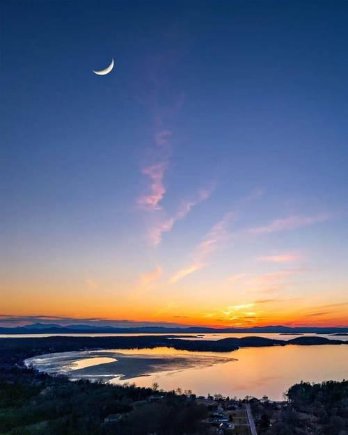 碧水盛弯月，邀您对下联
下联：清风载落花
 
赏析：上联碧水托月，静柔清幽，绘出