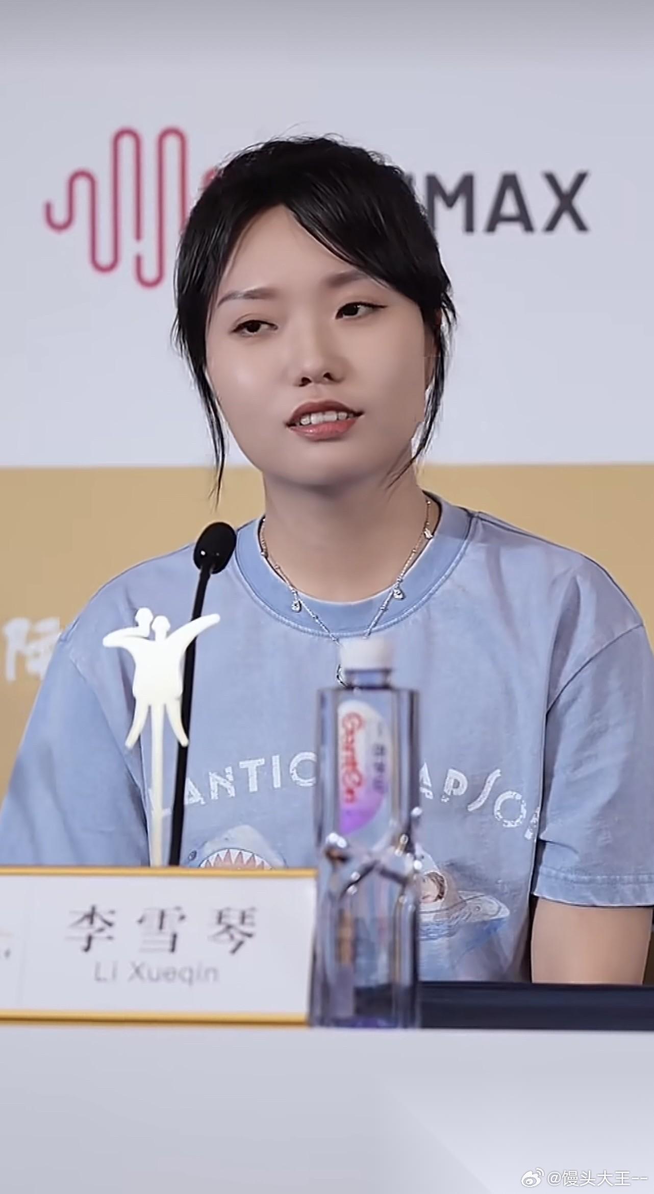 李雪琴能在内娱 站稳脚跟是有原因的 不是因为她有资源，而是因为放眼内娱她在同赛道