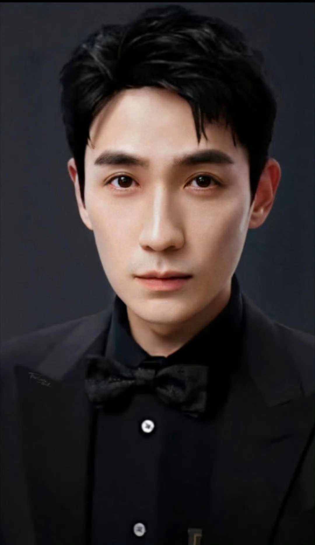 既能扛起商业大片票房，成为市场认可的中坚力量，也能深耕文艺作品，以细腻演技打动人