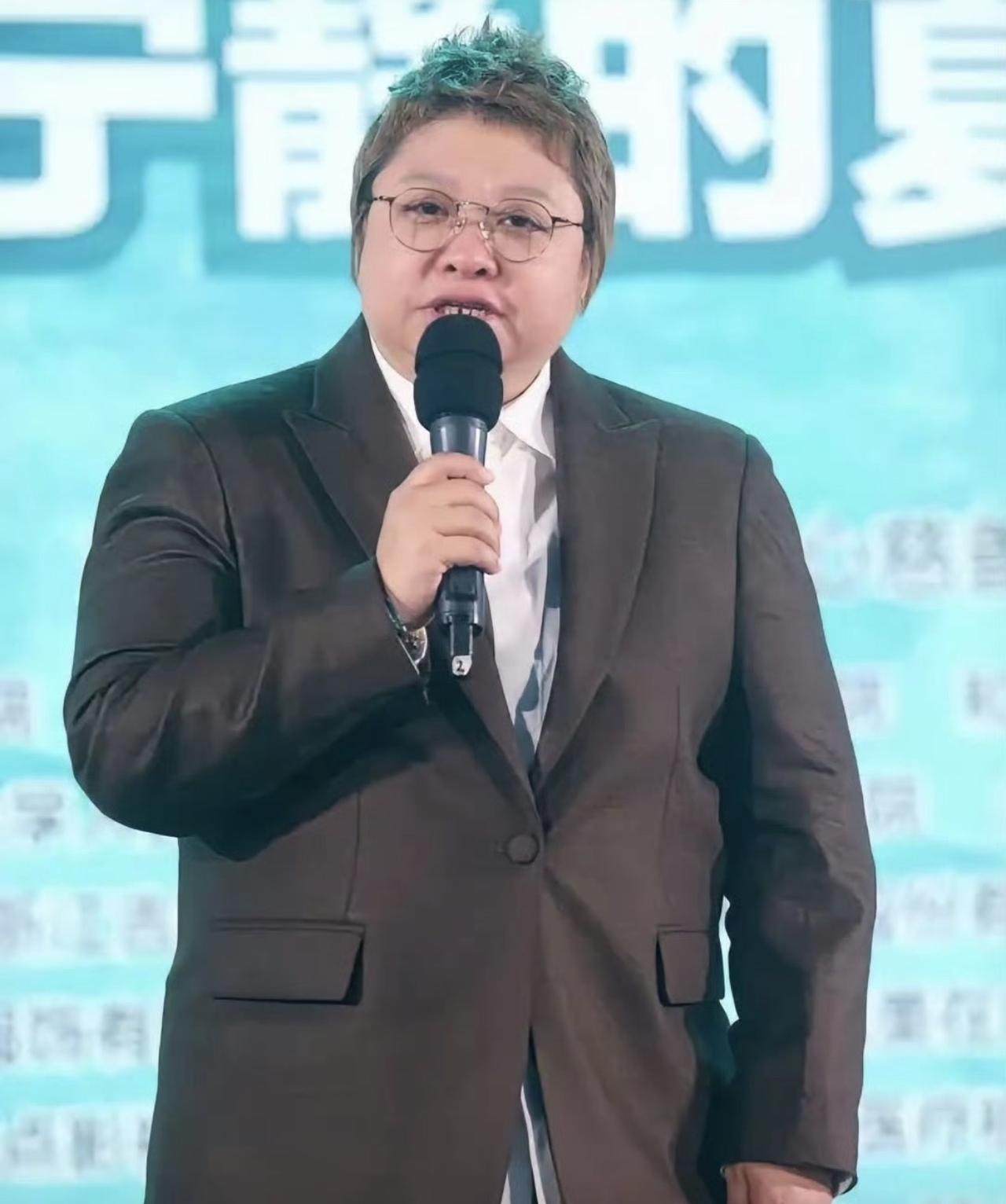 知道为什么大家那么讨厌韩红吗？这个特别自私，特别爱装，自己又没本事，就靠吹！
