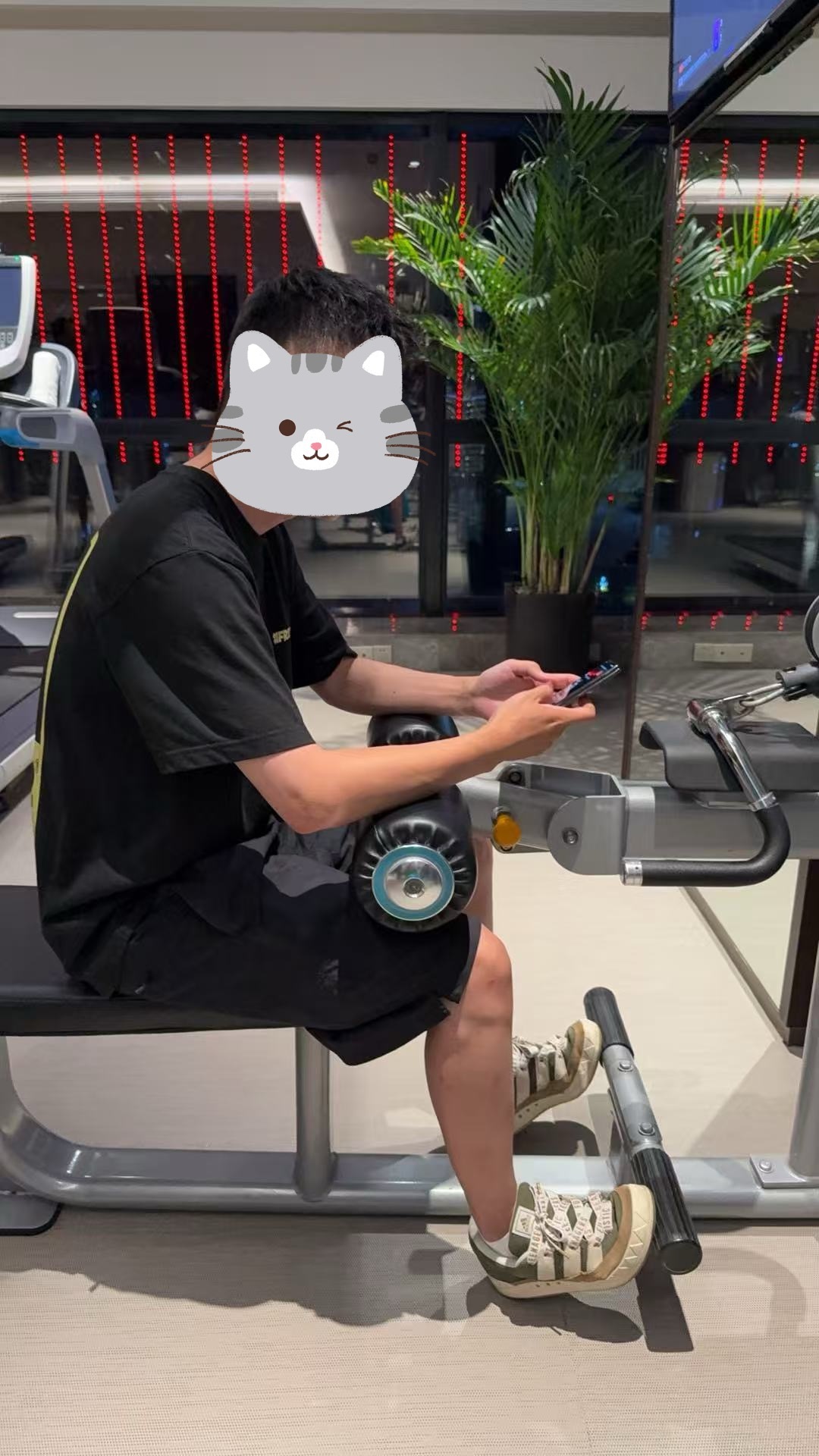 久违的健身房打卡💪旁边器械居然有媒体老师坐着玩手机​​​