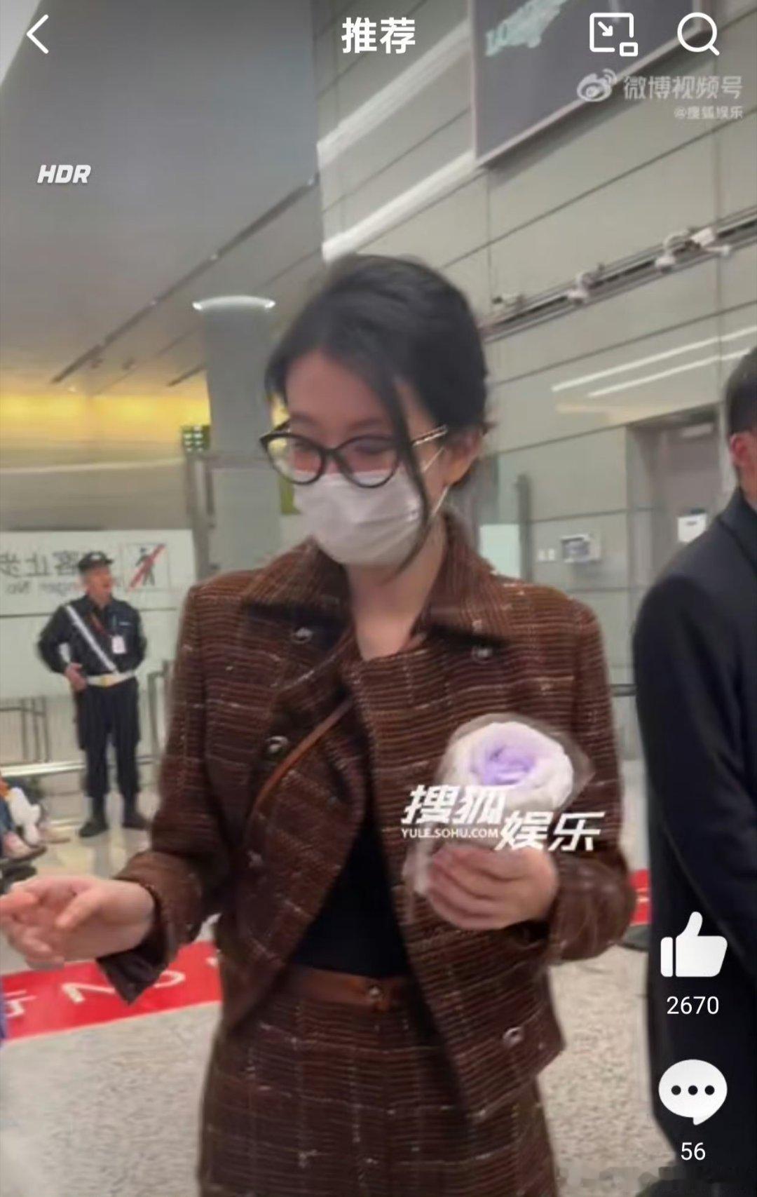 乔欣被曝结婚后首现身 香奈儿大秀应该请乔欣去呀，她这一身太好看了吧，而且现在状态
