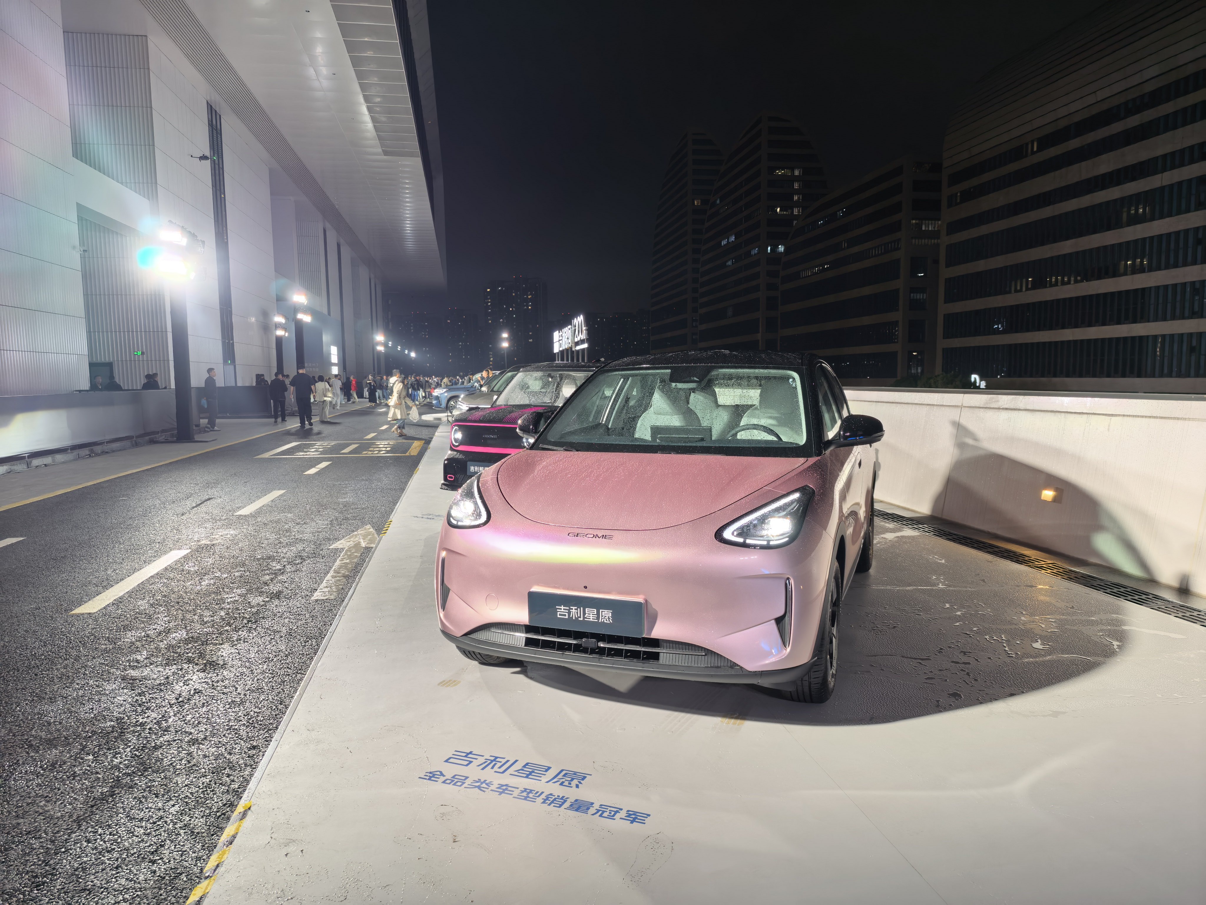 不枉我堵车都到的活动现场，现在氛围真的很好，就是有个小建议，水果杯可以全都换成蓝